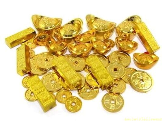 zelta stieņi un monētas kā veiksmes amuleti