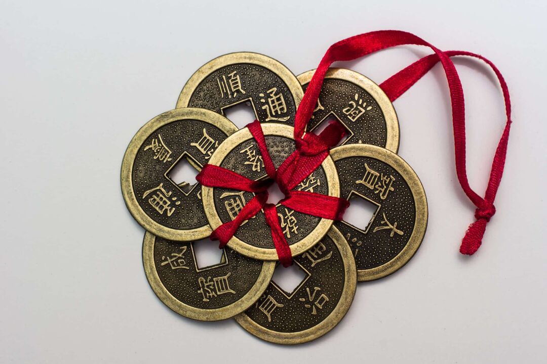 Ķīniešu amulets par naudu ar atbilstošajiem hieroglifiem