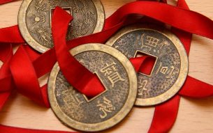 Ķīnas monētas, sasaistīto sarkanu lenti